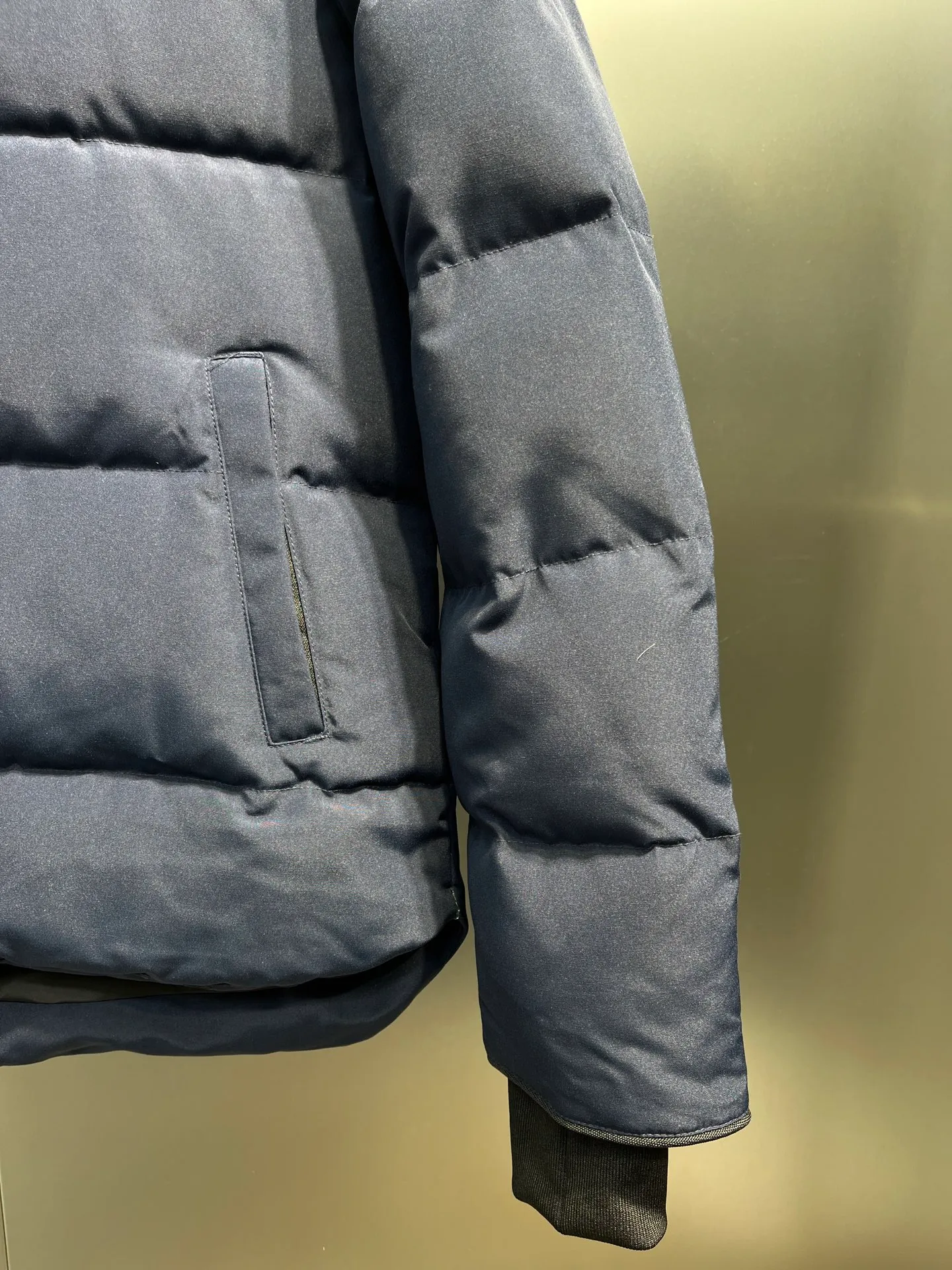 P700 Goose 🌟17 styles of chest patch, same style for men and women, cold-resistant down jackets! The fur collar is detachable. The natural Siberian coyote fur collar has a delicate yet strong feel, which comes from the sense of life that comes from the erosion of wind and frost in nature. The market usually uses raccoon fur or fake fur instead, which is not even the slightest bit better! The collar part has cold-proof flannel, which is close to the head and neck, comfortable and warm! The fabric is made of high-density nano-level waterproof fabric, which is windproof and wear-resistant and has a certain thickness! The zipper is the official YKK brand! The waist has an elastic waistline design that can be adjusted according to yourself! There is also an anti-wind Velcro inside! Seamless threaded cuffs to avoid stiffening! In order to prevent cold wind from pouring in, a double closure design is adopted. On the premise of the traditional zipper fly, six Velcro fasteners are used for secondary closure, which brings better warmth retention effect. It retains the classic hooded design and uses super large luxurious wolf fur to protect against wind and cold. No matter how low the temperature is this winter, one piece is enough. I’ll give you the wind and temperature. Size: s-xxl